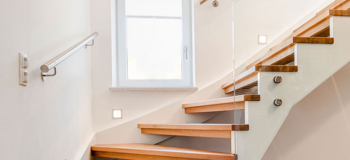 Barrierefrei wohnen mit Stiege: Halbstufen, Wandhandlauf, Stufenmarkierung und Beleuchtung machen Treppen alters- und behindertengerecht
